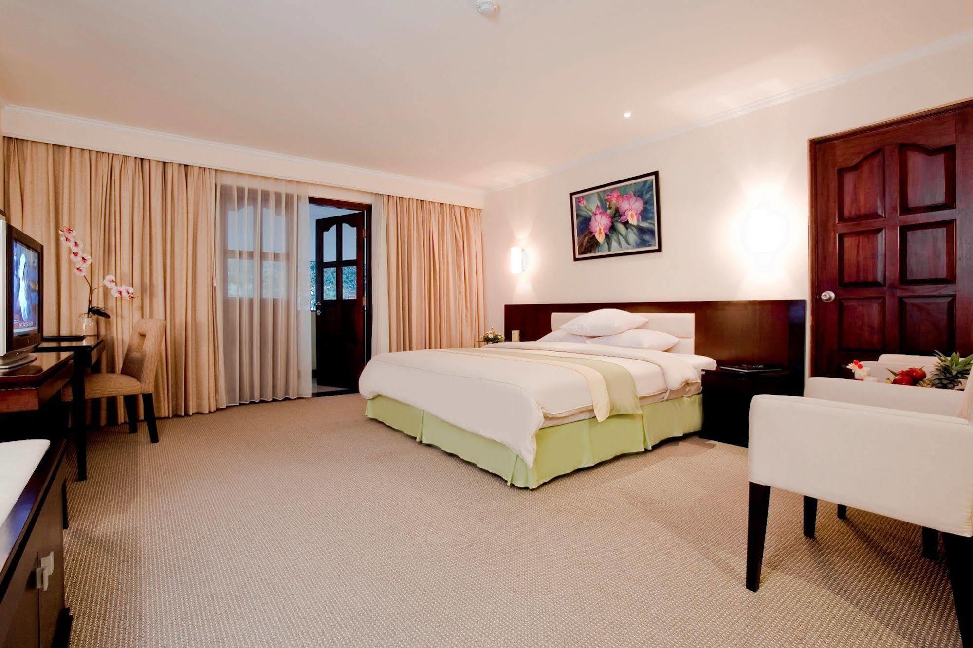 Grand Legi Hotel Mataram Kültér fotó