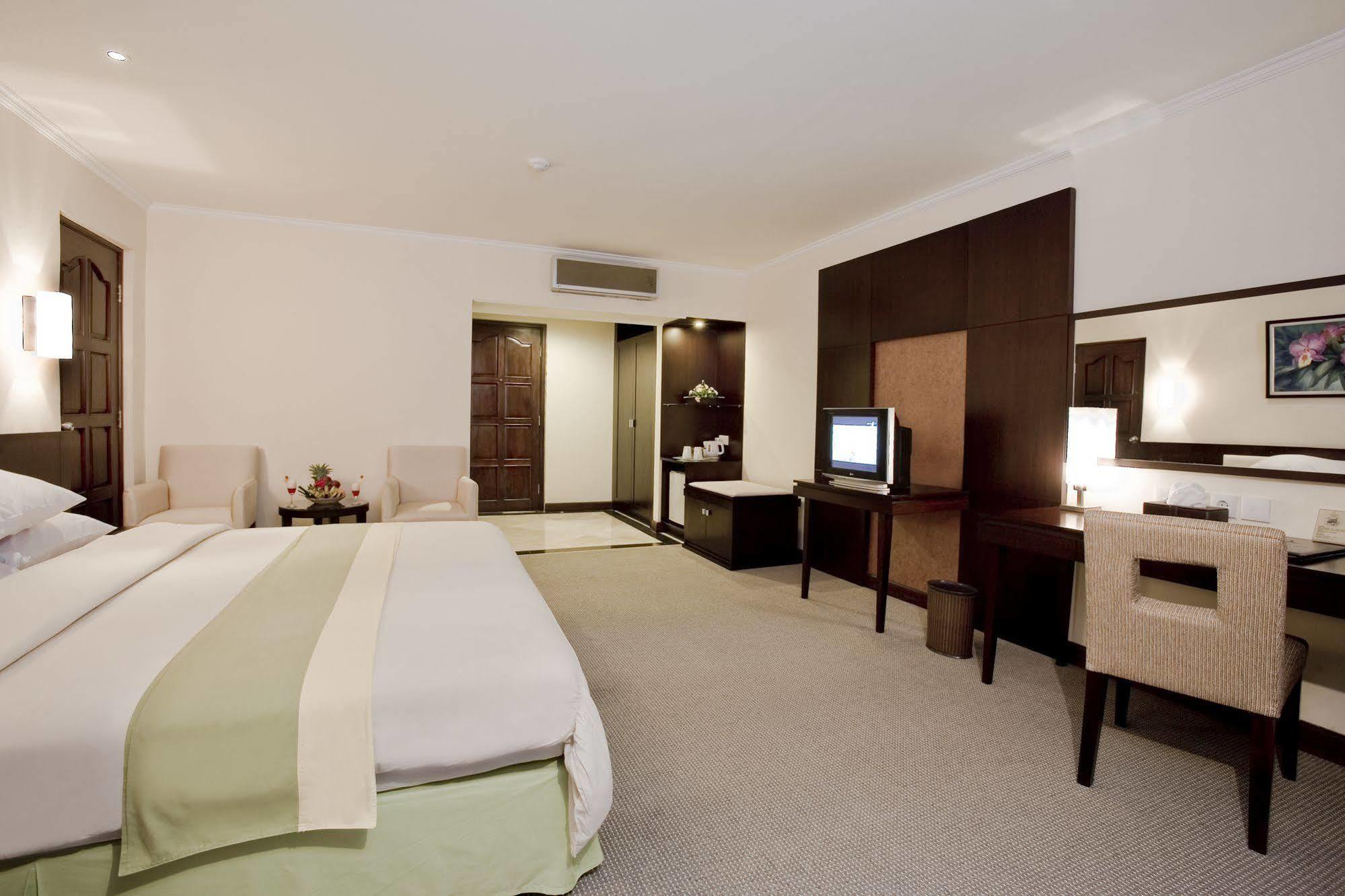 Grand Legi Hotel Mataram Kültér fotó