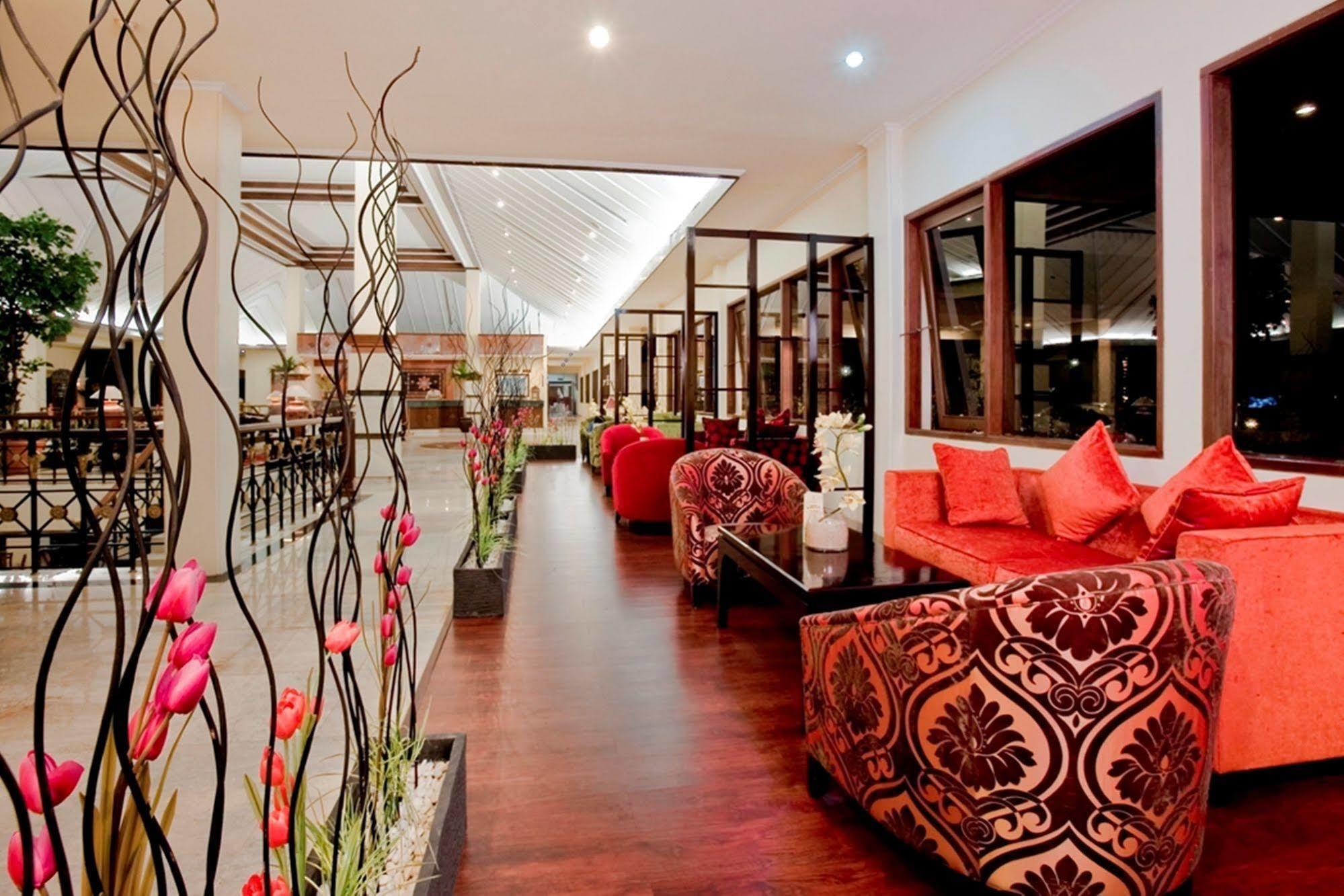 Grand Legi Hotel Mataram Kültér fotó